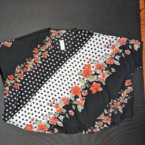 NWT. AVENUE Boxy all over polka dot and floral print.  Short sleeve. Size 22/24.